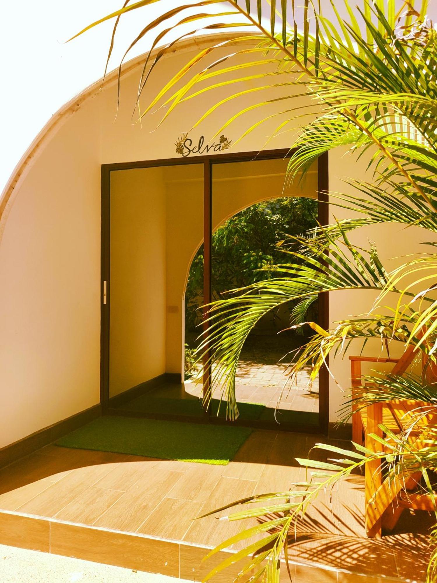 Cafe Madame Hotel ปูแอร์โตโลเปซ ภายนอก รูปภาพ