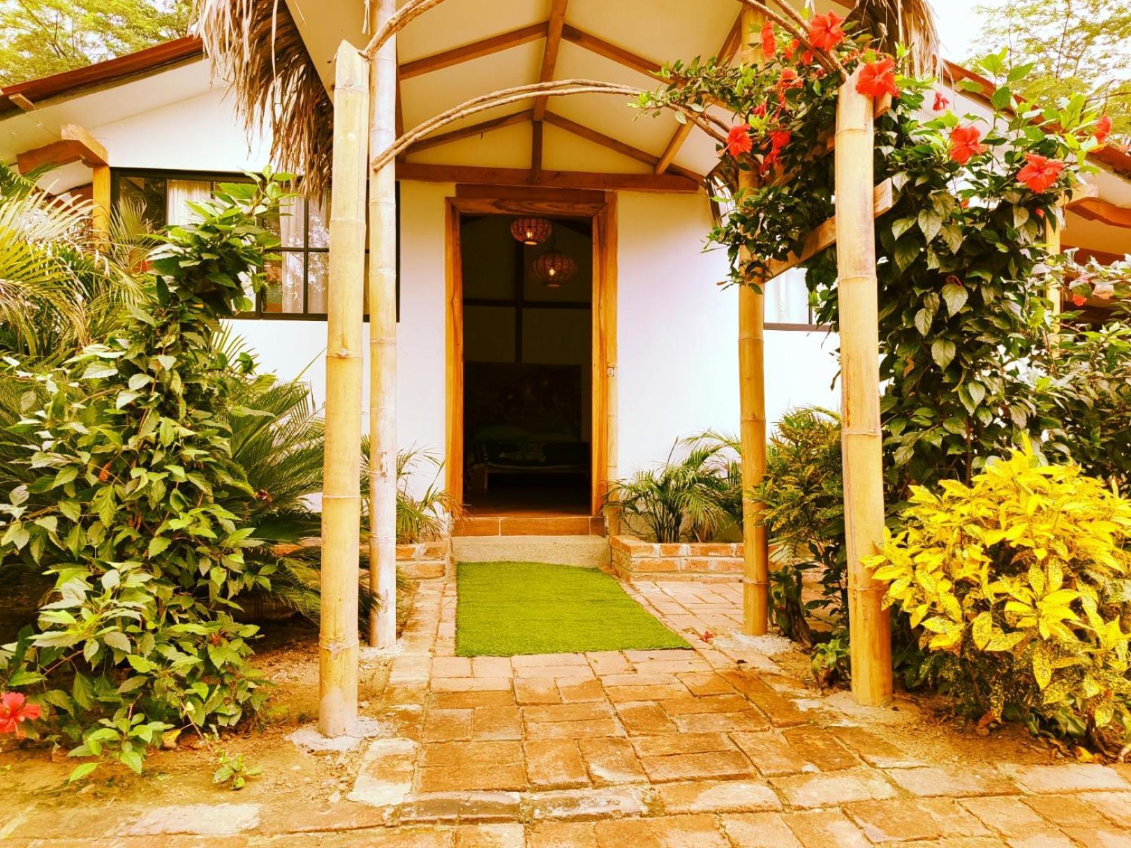Cafe Madame Hotel ปูแอร์โตโลเปซ ภายนอก รูปภาพ