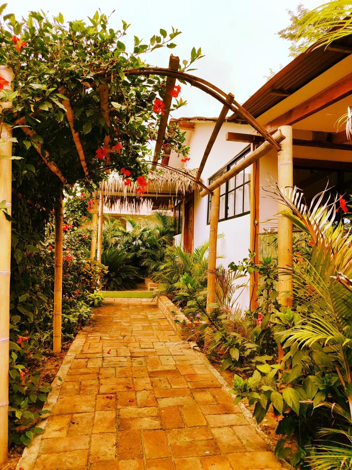 Cafe Madame Hotel ปูแอร์โตโลเปซ ภายนอก รูปภาพ